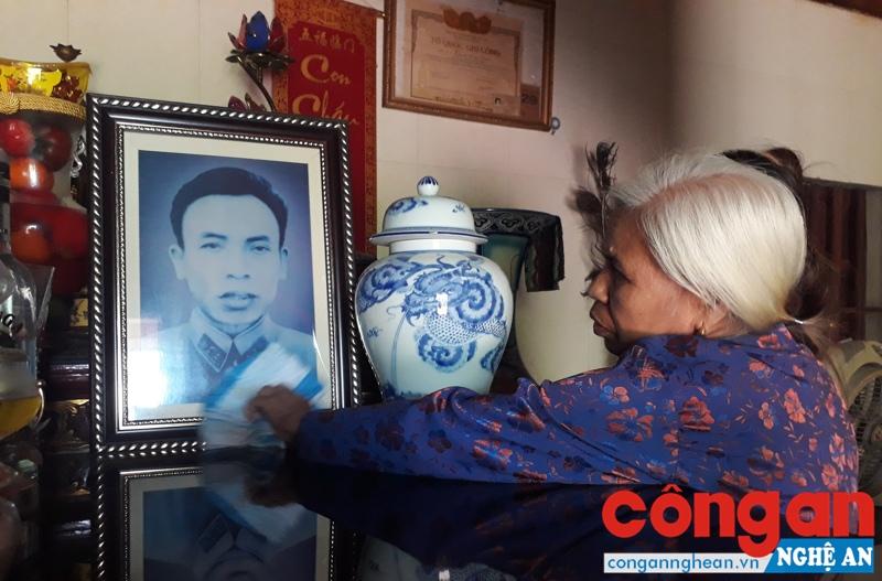 30 năm qua, bà Thái Thị Hồ, vợ liệt sỹ CAND Nguyễn Công Thiết vẫn thủ tiết thờ chồng, nuôi con khôn lớn