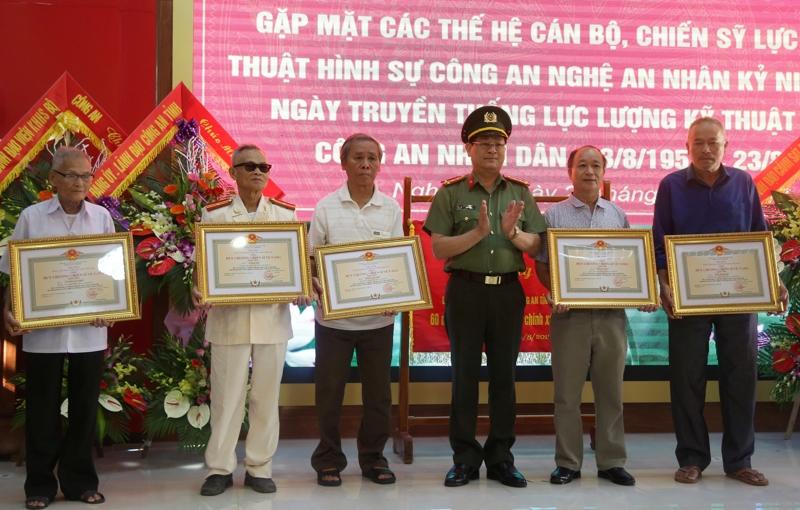 Đồng chí Đại tá Nguyễn Hữu Cầu - Giám đốc Công an tỉnh trao Huân huy chương cho các đồng chí nguyên là CBCS phòng Kỹ thuật hình sự