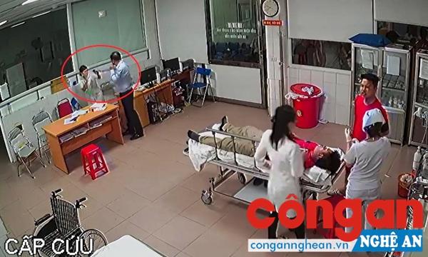 Hình ảnh doanh nhân Nguyễn Đình Hoàng Thắng hành hung bác sĩ tại Bệnh viện 115 Nghệ An