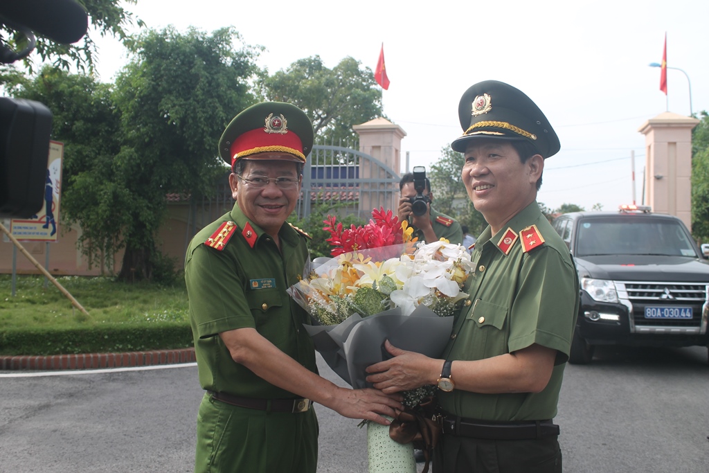 Đại tá Hồ Sỹ Tuấn, Giám đốc Cảnh sát PC&CC tỉnh tặng hoa chúc mừng đồng chí Thứ trưởng Nguyễn Văn Sơn