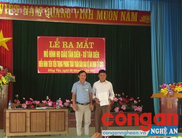Đồng chí Phan Đức Quang – Chủ tịch UBND xã Đồng Văn trao Quyết định của UBND xã về việc công nhận họ giáo Tân Diên điển hình đảm bảo ANTT