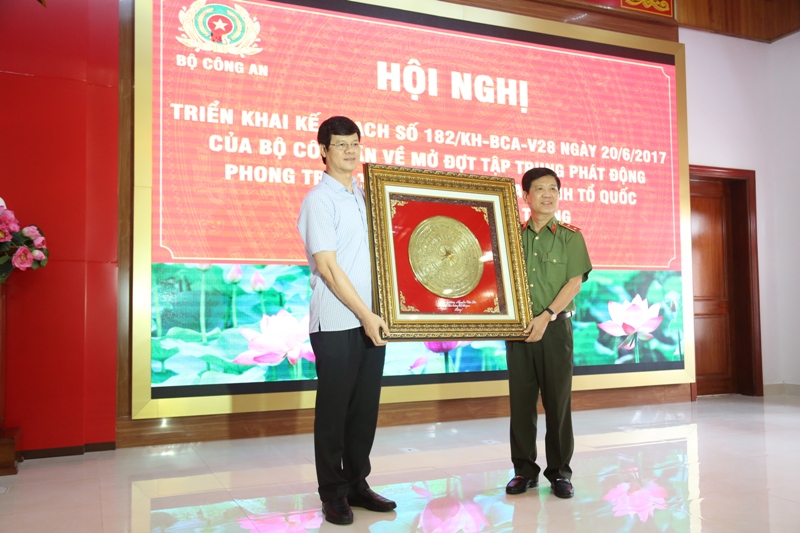 Đồng chí Trung tướng Nguyễn Văn Sơn tặng quà của Lãnh đạo Bộ Công an cho Tỉnh ủy, UBND tỉnh Nghệ An