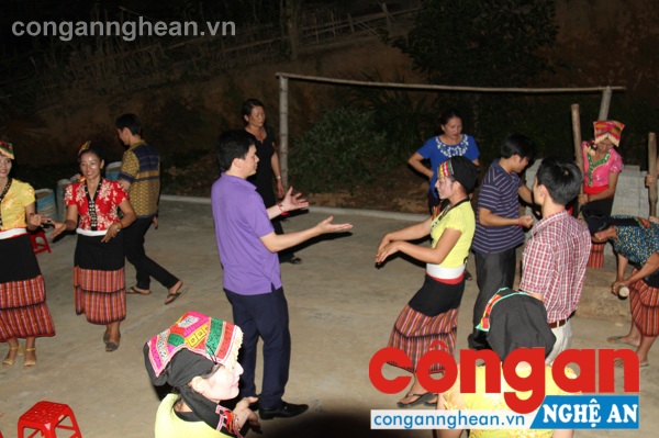 Sinh hoạt văn hóa tại bản văn hóa Khe Rạn, xã Bồng Khê- điểm du lịch cộng đồng của huyện Con Cuông