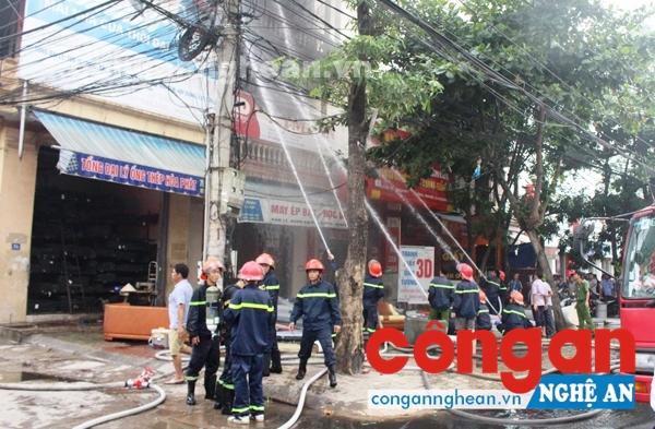 Hiện trường vụ cháy tại cơ sở kinh doanh đệm mút kết hợp nhà ở trên đường Lê Lợi, TP Vinh