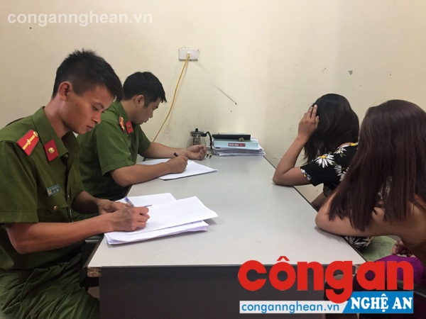 Cán bộ điều tra Công an huyện Anh Sơn láy lời khai đối tượng bán dâm nhà nghỉ Tân Vân