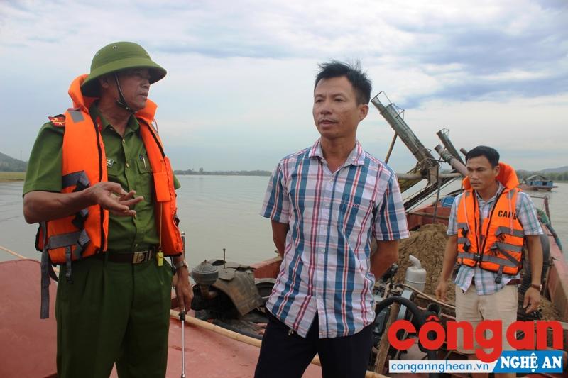 Thượng tá Chu Minh Tiến giải thích để nam thanh niên lạ mặt hiểu được trách nhiệm của lực lượng chức năng đang thi hành nhiệm vụ