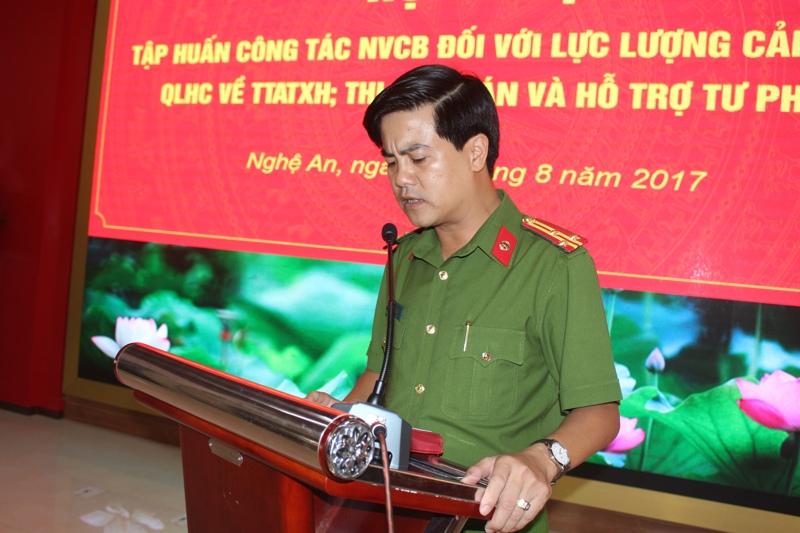 Đồng chí Thượng tá  Nguyễn Đức Hải, Phó Giám đốc Công an tỉnh phát biểu tại Hội nghị.