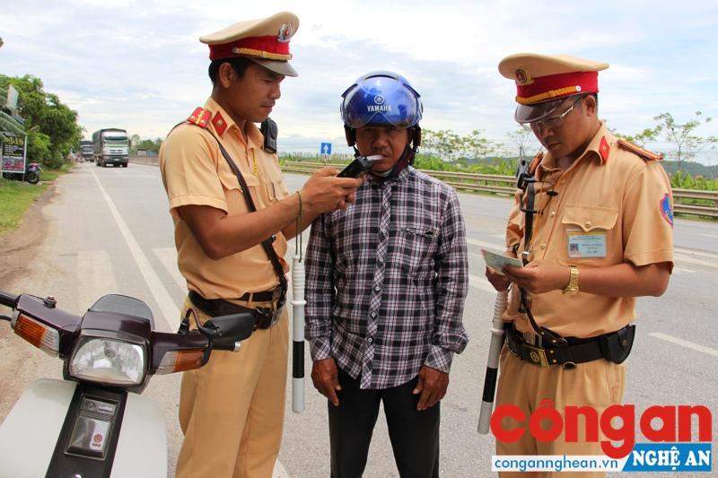 Lực lượng CSGT Công an tỉnh kiểm tra nồng độ cồn của người tham gia giao thông