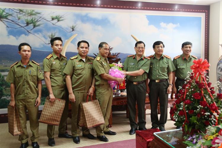 Công an tỉnh Nghệ An tặng quà cho đoàn công tác Công an tỉnh Bô lykhămxay nhân dịp sang thăm Nghệ An
