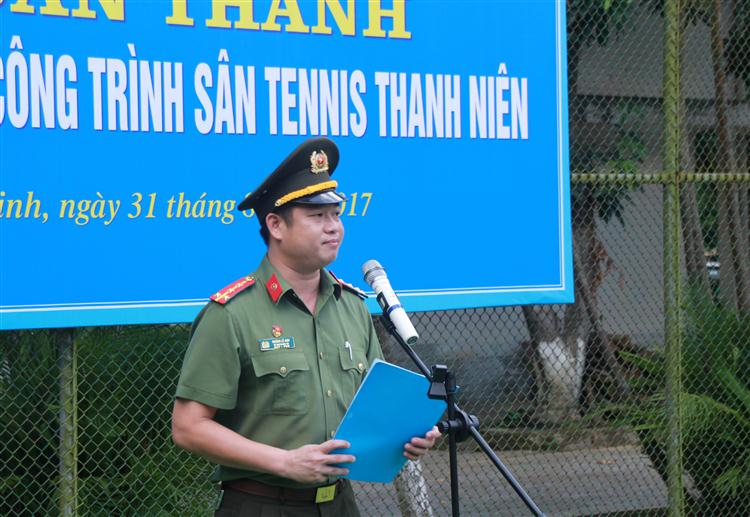 Đồng chí Đại úy Hoàng Lê Anh, Bí thư đoàn TN Công an tỉnh báo cáo kết quả sửa chữa, nâng cấp sân Tennis Công an tỉnh
