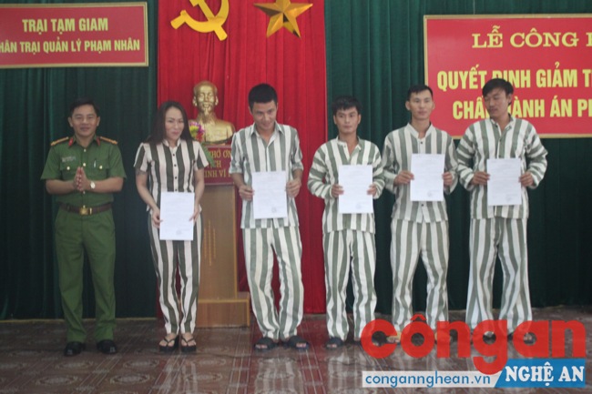 Thượng tá Nguyễn Khắc Thịnh, Phó thủ trưởng Cơ quan Thi hành án Hình sự Công an Nghệ An trao quyết định giảm thời hạn chấp hành án phạt tù cho 5 phạm nhân được giảm hết thời hạn