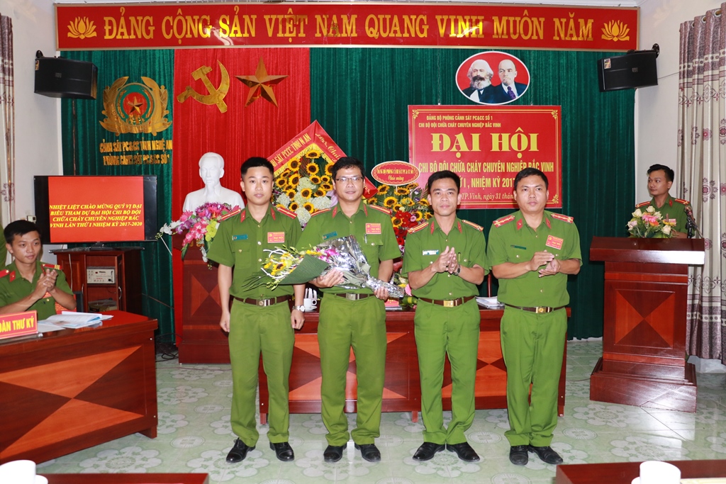 Đồng chí Trung tá Nguyễn Đức Hùng, Bí thư Đảng bộ, Trưởng phòng Cảnh sát PC&CC số 1 tặng hoa chúc mừng BCH Chi bộ