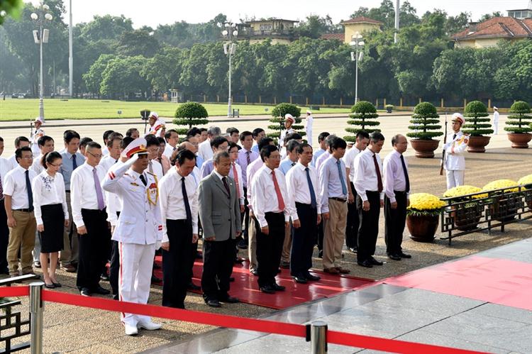 Đoàn đại biểu Bộ Ngoại giao viếng Chủ tịch Hồ Chí Minh