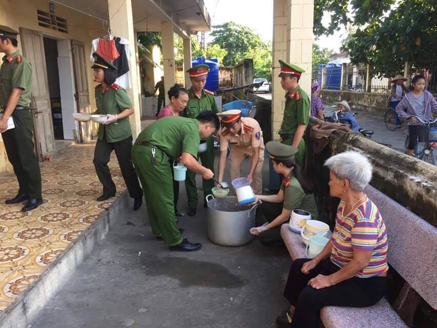 Dịp này Công an thị xã Hoàng Mai đã phát 200 suất cháo, 70 suất sữa cho các bệnh nhân
