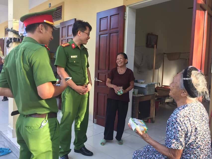 Đồng chí Trung tá Nguyễn Bình Hà, Trưởng CA thị xã thăm hỏi, động viên các bệnh nhân