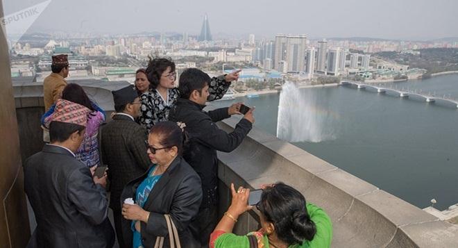 Du khách nước ngoài thăm quan thành phố Bình Nhưỡng. Ảnh: Sputnik