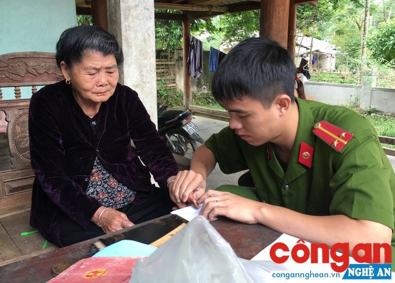 Cán bộ Đội Cảnh sát QLHC về TTXH Công an huyện Quỳ Châu đến tận nhà làm thủ tục cấp chứng minh nhân dân miễn phí cho người cao tuổi