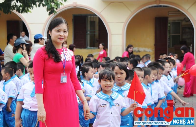 Cô và trò Trường Tiểu học Lê Mao, TP Vinh trong niềm vui trước thềm năm học mới