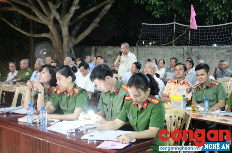 Diễn đàn “Công an lắng nghe ý kiến nhân dân” tại thị trấn Hưng Nguyên