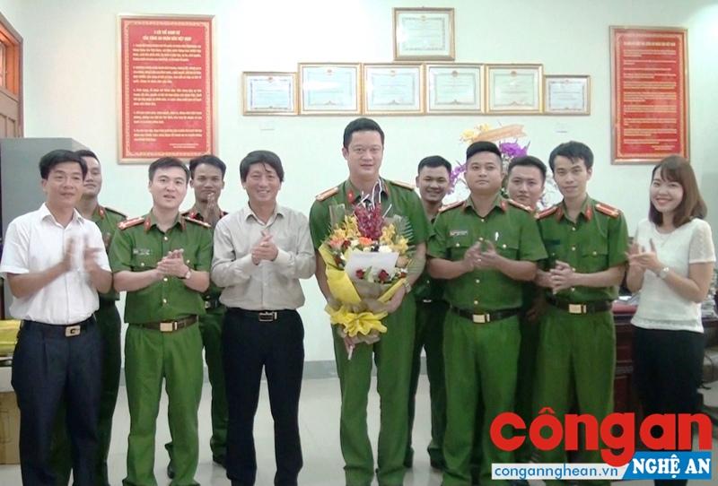 UBND huyện Nghĩa Đàn tặng hoa chúc mừng Ban chuyên án