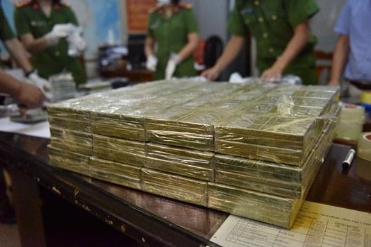 Tang vật 150 bánh heroin thu giữ được của đối tượng Nguyễn Văn Dũng khi y đang vận chuyển trên đường cao tốc Hà Nội lên Thái Nguyên