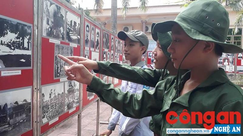 Các em học sinh tìm hiểu lịch sử phong trào Xô Viết Nghệ Tĩnh