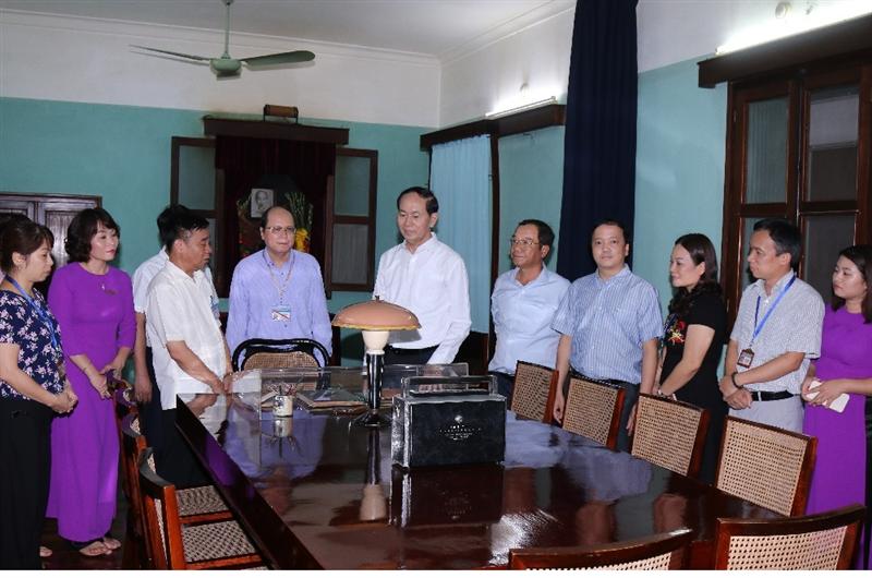 Chủ tịch nước Trần Đại Quang và các đồng chí cùng đi thăm nơi ở và làm việc của Bác Hồ tại Nhà 67, Khu di tích Chủ tịch Hồ Chí Minh tại Phủ Chủ tịch.
