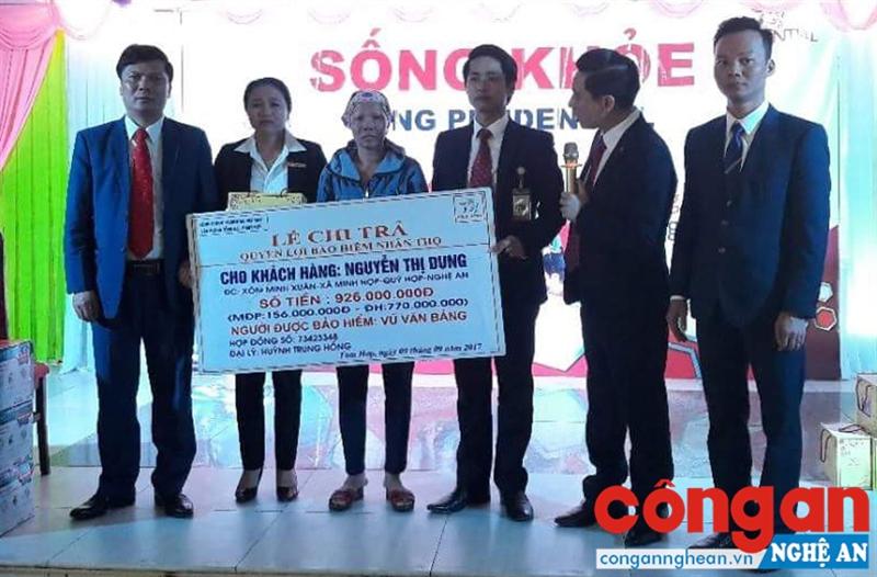 Đại diện công ty Prudential trao trả quyền lợi bảo hiểm hiểm cho chị Nguyễn Thị Dung.