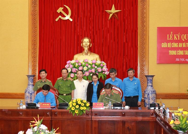 Bộ trưởng Tô Lâm và Chủ tịch Tổng LĐLĐ Việt Nam Bùi Văn Cường ký kết Quy chế phối hợp giữa Bộ Công an và Tổng Tổng LĐLĐ Việt Nam.