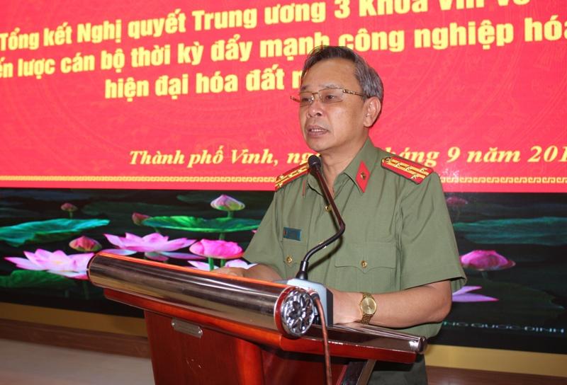 Đồng chí Đại tá Đỗ Xuân Ngọc, Phó Cục trưởng Cục Tổ chức cán bộ Tổng cục Chính trị CAND phát biểu tại Hội nghị.