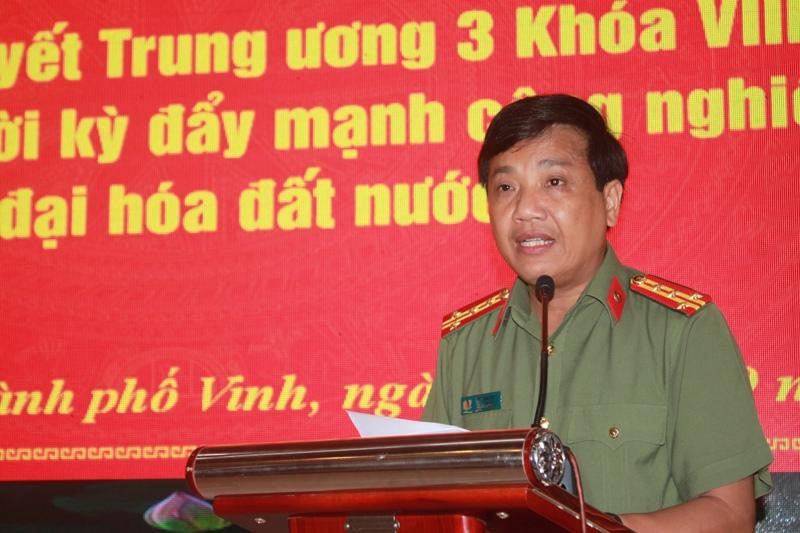 Đồng chí Đại tá Hồ Văn Tứ, Phó Bí thư Đảng ủy, Phó Giám đốc Công an tỉnh báo cáo về kết quả thực hiện Nghị quyết Trung ương 3 khóa VIII.