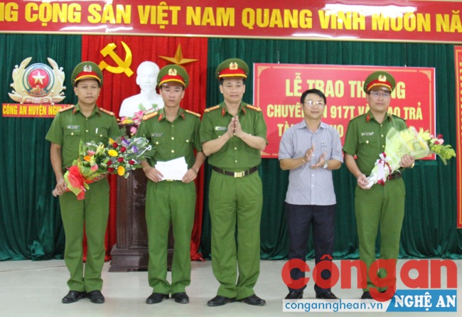 Đồng chí Đại tá Nguyễn Mạnh Hùng trao thưởng cho Ban chuyên án 917T