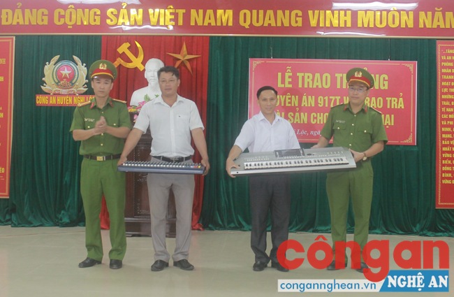 Công an huyện Nghi Lộc trao trả tài sản cho giáo xứ Làng Anh