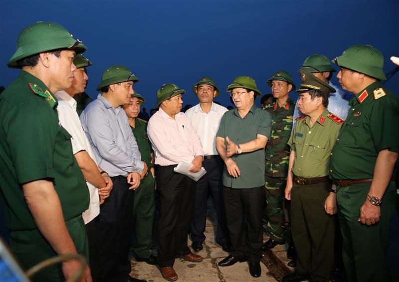 Phó Thủ tướng yêu cầu Nghệ An huy động mọi lực lượng giúp dân thu hoạch lúa, hoa màu. Ảnh VGP/Xuân Tuyến