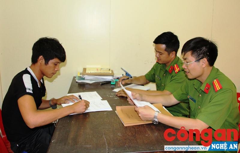  Đội Cảnh sát ĐTTP về Kinh tế - Ma túy - Chức vụ - Môi trường Công an huyện Diễn Châu lấy lời khai đối tượng mua bán trái phép chất ma túy