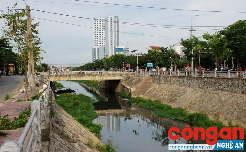 Kênh Bắc đoạn đi qua phường Hà Huy Tập và xã Hưng Lộc bị bùn đất, rác thải bồi lắng, cỏ cây mọc um tùm, làm giảm chức năng điều tiết nước