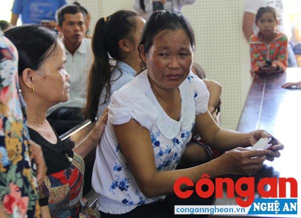 Gia đình bị cáo Nguyễn Hải Phi không giấu được nỗi đau trong cuộc trò chuyện với con trong giờ nghị án