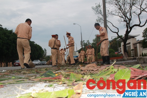 Ngay từ sáng sớm, các cán bộ chiến sĩ có mặt trên các tuyến đường trong TP Vinh để thu gom rác thải