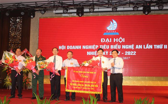 Đồng chí Huỳnh Thanh Điền, Phó Chủ tịch UBND tỉnh trao bức trướng cho Hội doanh nghiệp tiêu biểu