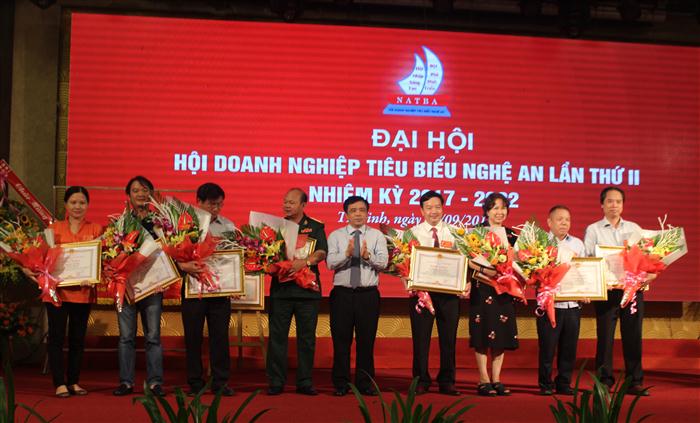 Ông Huỳnh Thanh Điền, Phó Chủ tịch UBND tỉnh trao Bằng khen của UBND tỉnh tặng 9 doanh nghiệp tại Đại hội