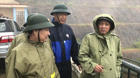 Sáng 15/9, các đồng chí lãnh đạo tỉnh Quảng Bình đi kiểm tra công trình hồ Rào Đá. Ảnh: Báo Quảng Bình