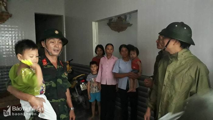 Lực lượng quân đội sơ tán dân tại xã Nghi Quang, huyện Nghi Lộc, Nghệ an