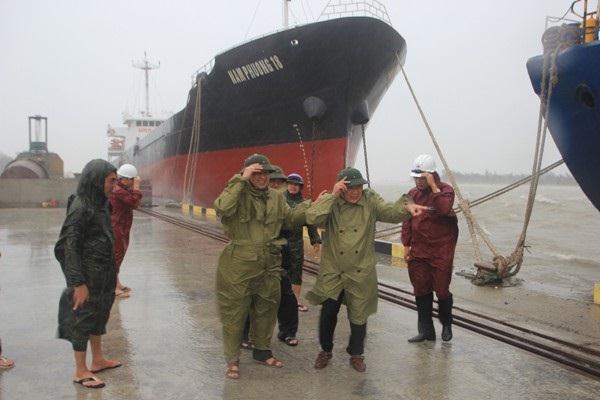 Trong khi bão đổ bộ, hai tàu vận tải chở dăm gỗ 3000 tấn đến cập ở âu cảng Cửa Việt, Quảng Trị. Theo quy định của luật hàng hải không được neo đậu vào thời điểm này, tuy nhiên nếu buộc 2 tàu dời đi sẽ rất nguy hiểm. Phó Chủ tịch tỉnh Quảng Trị Hà Sỹ Đồng đã kịp thời có mặt tại hiện trường chỉ đạo các biện pháp bảo đảm an toàn cho tàu và thủy thủ và hạ tầng cảng.