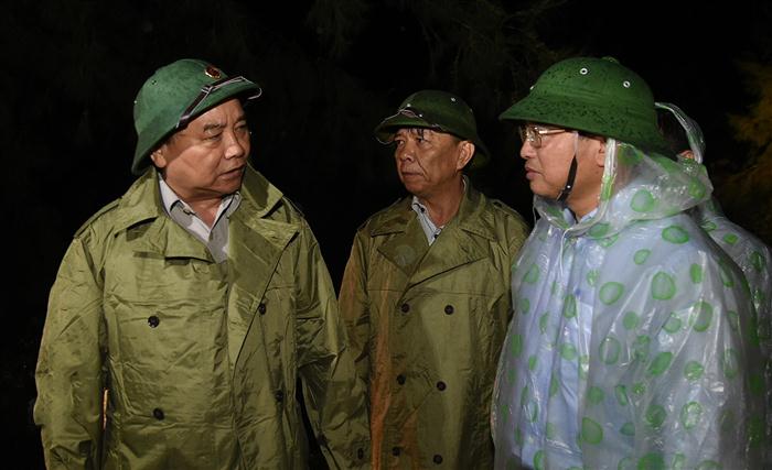 Tối 15/9 tại Quảng Bình, Thủ tướng yêu cầu lãnh đạo tỉnh việc đầu tiên là bảo đảm cuộc sống tối thiểu cho người dân, không để ai phải lâm vào cảnh màn trời chiếu đất, thiếu cơm đứt bữa sau bão số 10. Ảnh: VGP