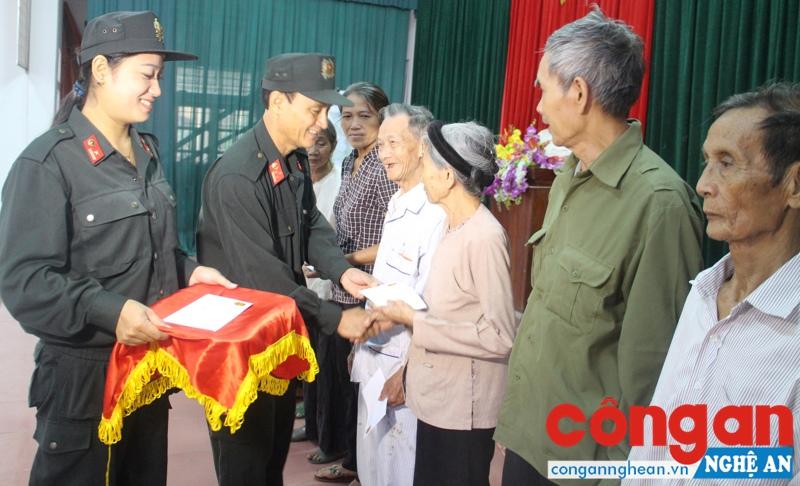 Phòng Cảnh sát Cơ động tặng quà cho các mẹ Việt Nam anh hùng và gia đình chính sách