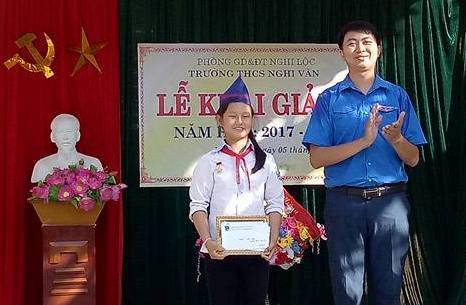 Đại diện Hội đồng Đội huyện Nghi Lộc trao Huy hiệu “Tuổi trẻ dũng cảm” cho em Nguyễn Thị Vân Anh, học sinh lớp 8A, Trường THCS Nghi Văn