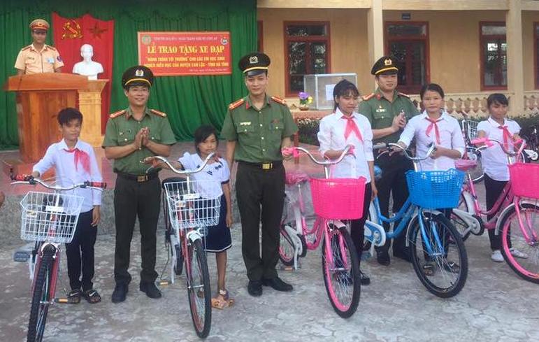Tuổi trẻ Cụm thi đua số 5 Bộ Công an tặng quà cho học sinh nghèo tại tỉnh Hà Tĩnh