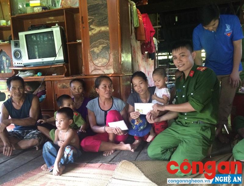 Chi đoàn Công an huyện hỗ trợ tiền cho gia đình bà Xuân và bà Loan khắc phục hậu quả sau bão.