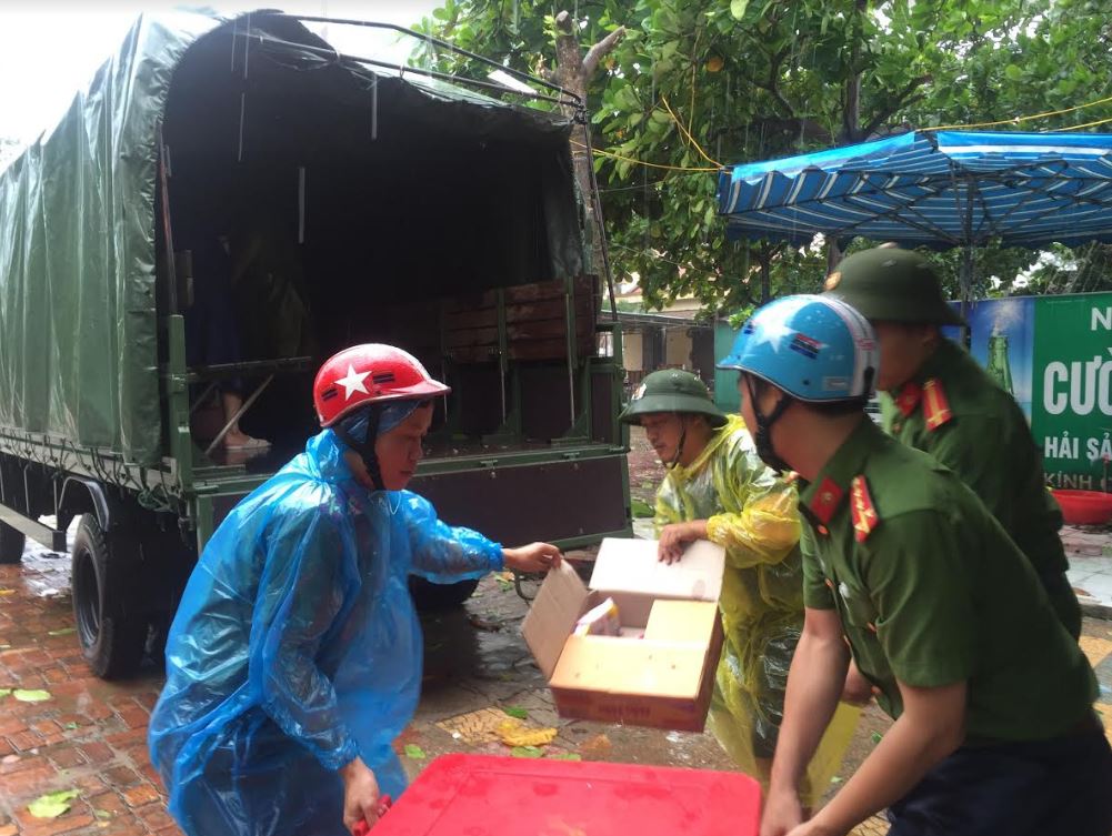 Cán bộ chiến sĩ Công an Nghệ An vận chuyển lương thực giúp dân trong bão số 10