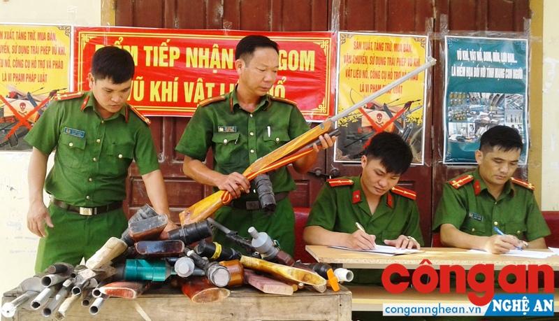 Công an huyện Diễn Châu kiểm tra vũ khí, vật liệu nổ, công cụ hỗ trợ do nhân dân tự giác giao nộp